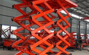 穩(wěn)定剪叉式升降平臺助力木材加工行業(yè)效率提升